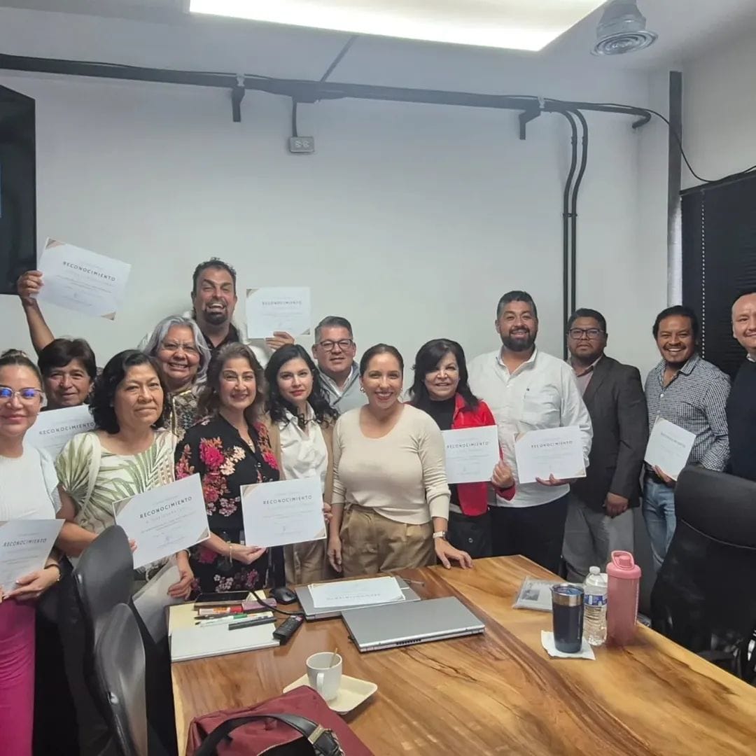 Equipo Zenco Solutions colaborando en una reunión creativa